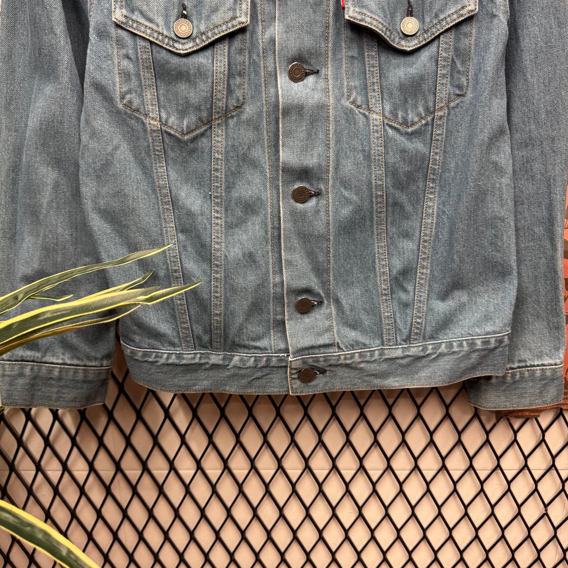 리바이스 데님 트러커 자켓 전면 투포켓 포인트 중청 워시드블루 상품이미지4