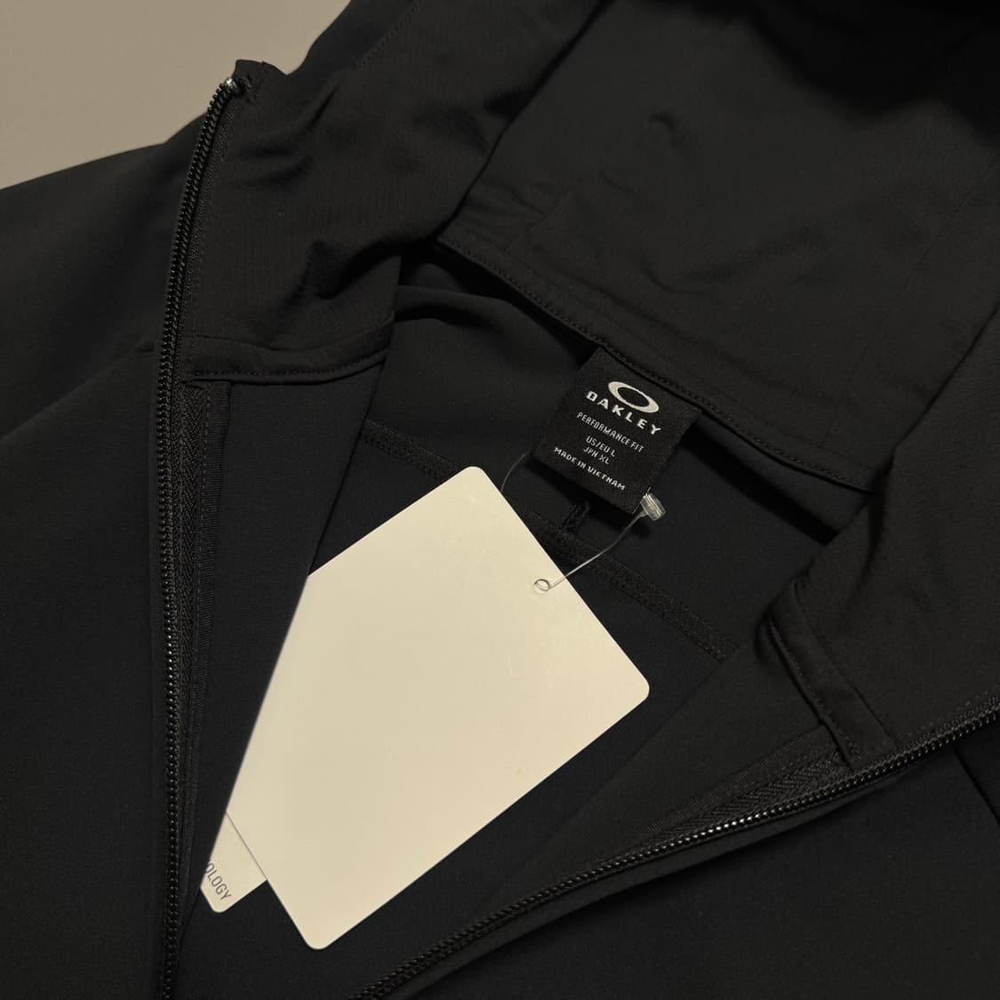오클리(OAKLEY) 블랙 인핸스 그리드 폴리에스터 후드 윈드브레이커 상품이미지4