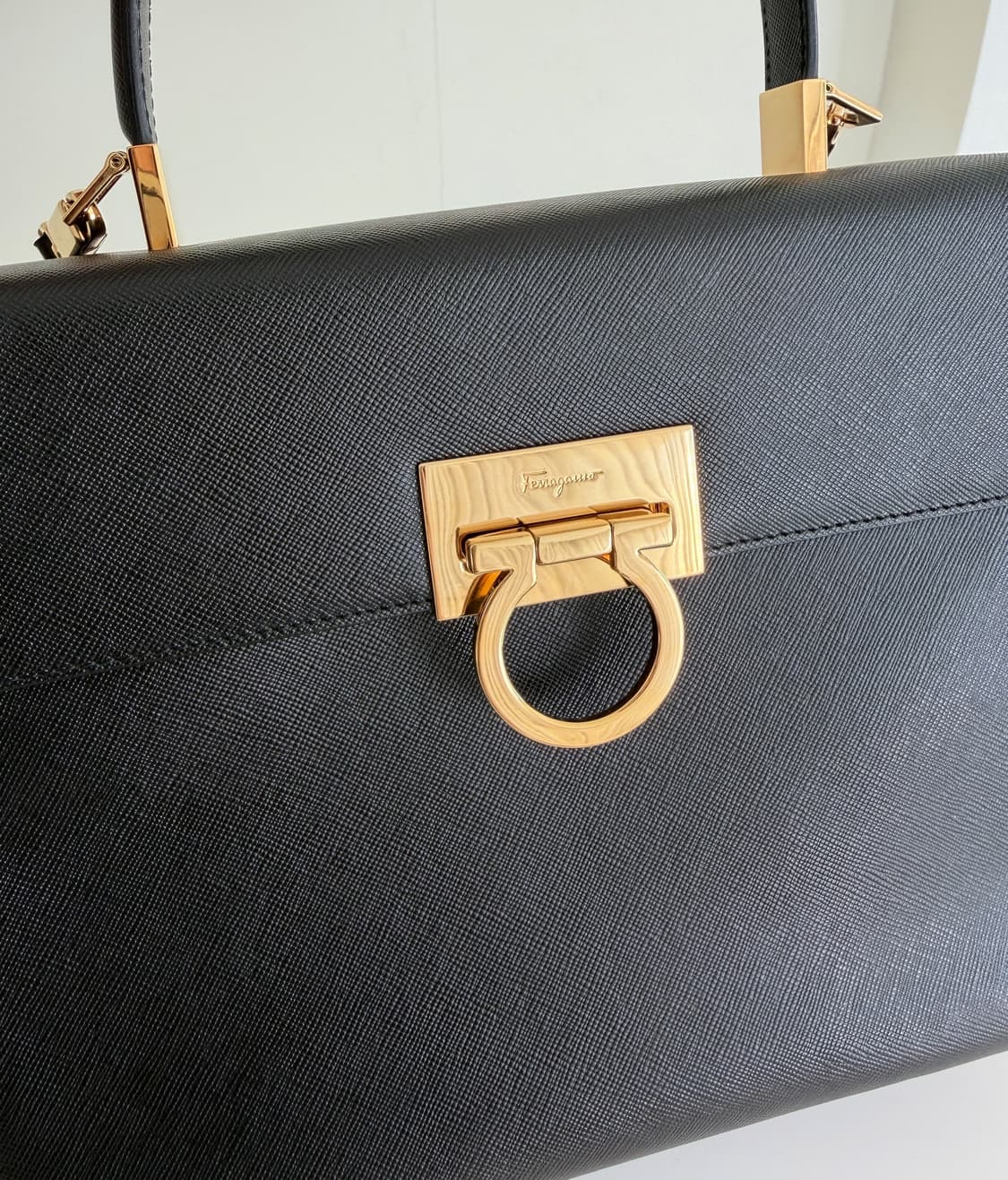 [Ferragamo] Gancini Top Handle Medium 상품이미지6