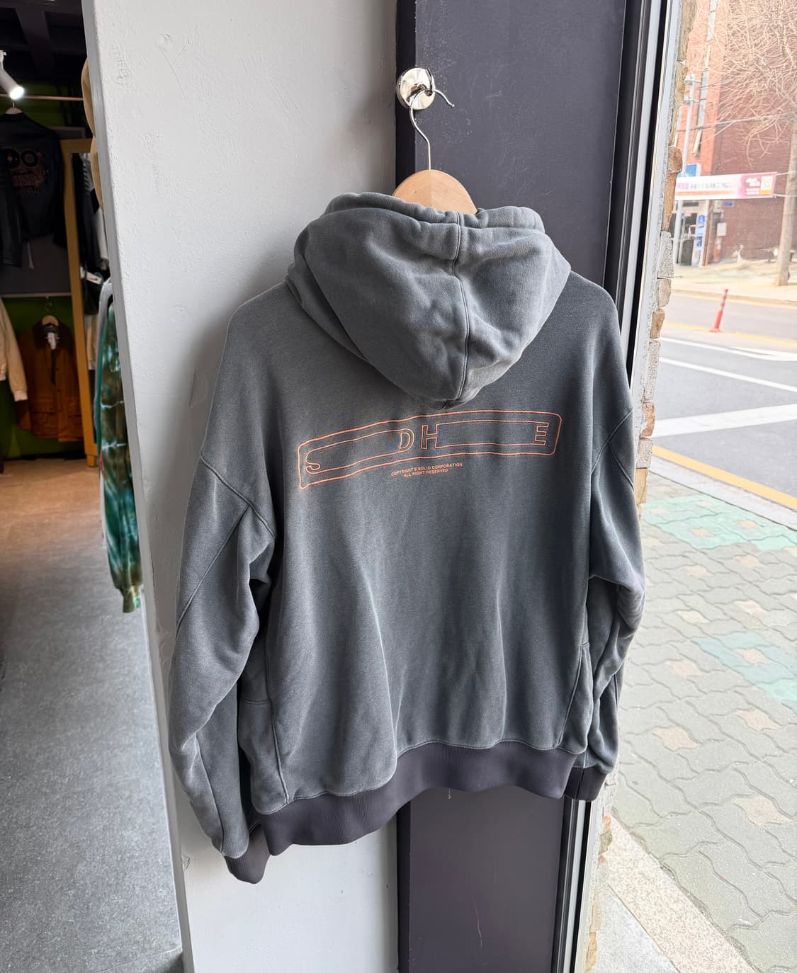 46/ 솔리드옴므 가먼트다잉 백로고 후드티 상품이미지7