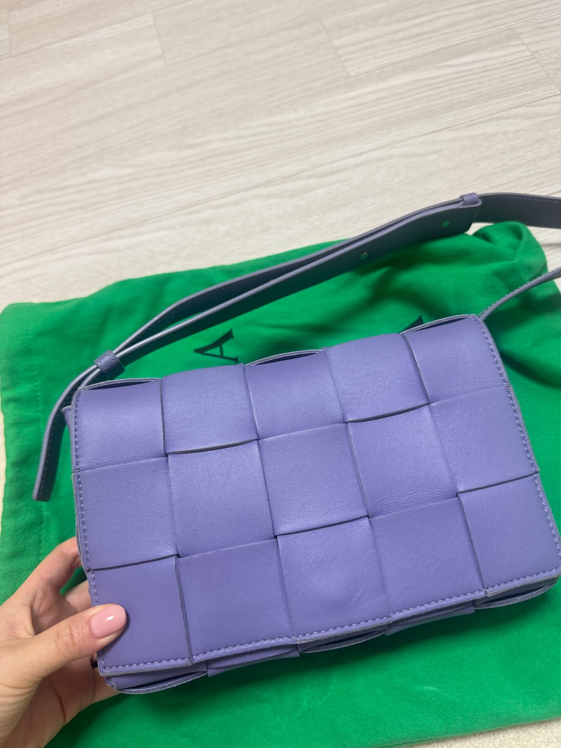 보테가 베네카 카세트백 라벤더 상품이미지1