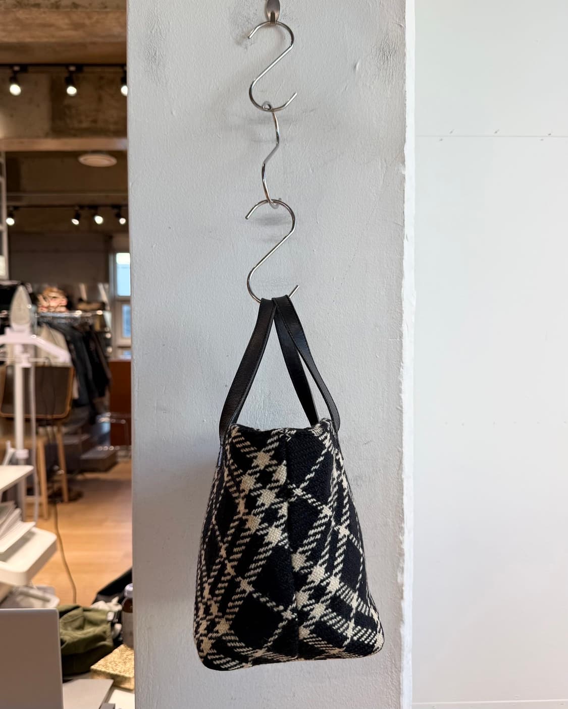 버버리 블랙 화이트 노바체크 울 토트백  상품이미지3