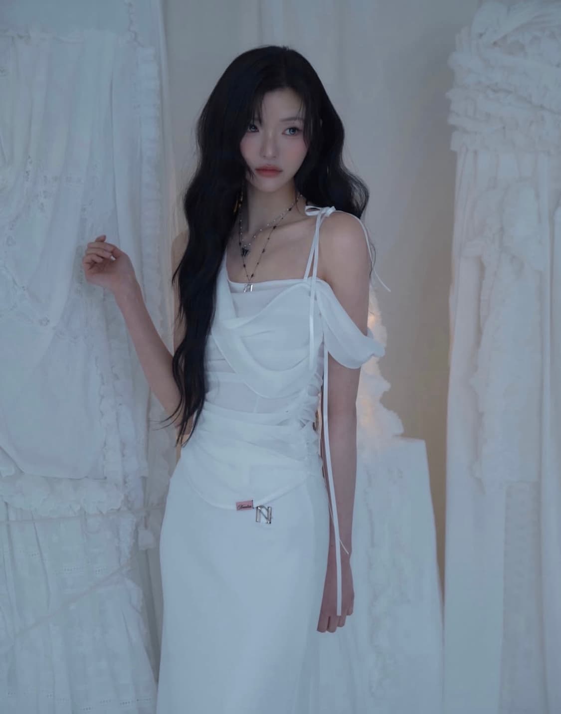 미개봉) 뉴얼린 글로우 쉬폰 셔링 슬리브리스 블라우스 화이트 상품이미지1