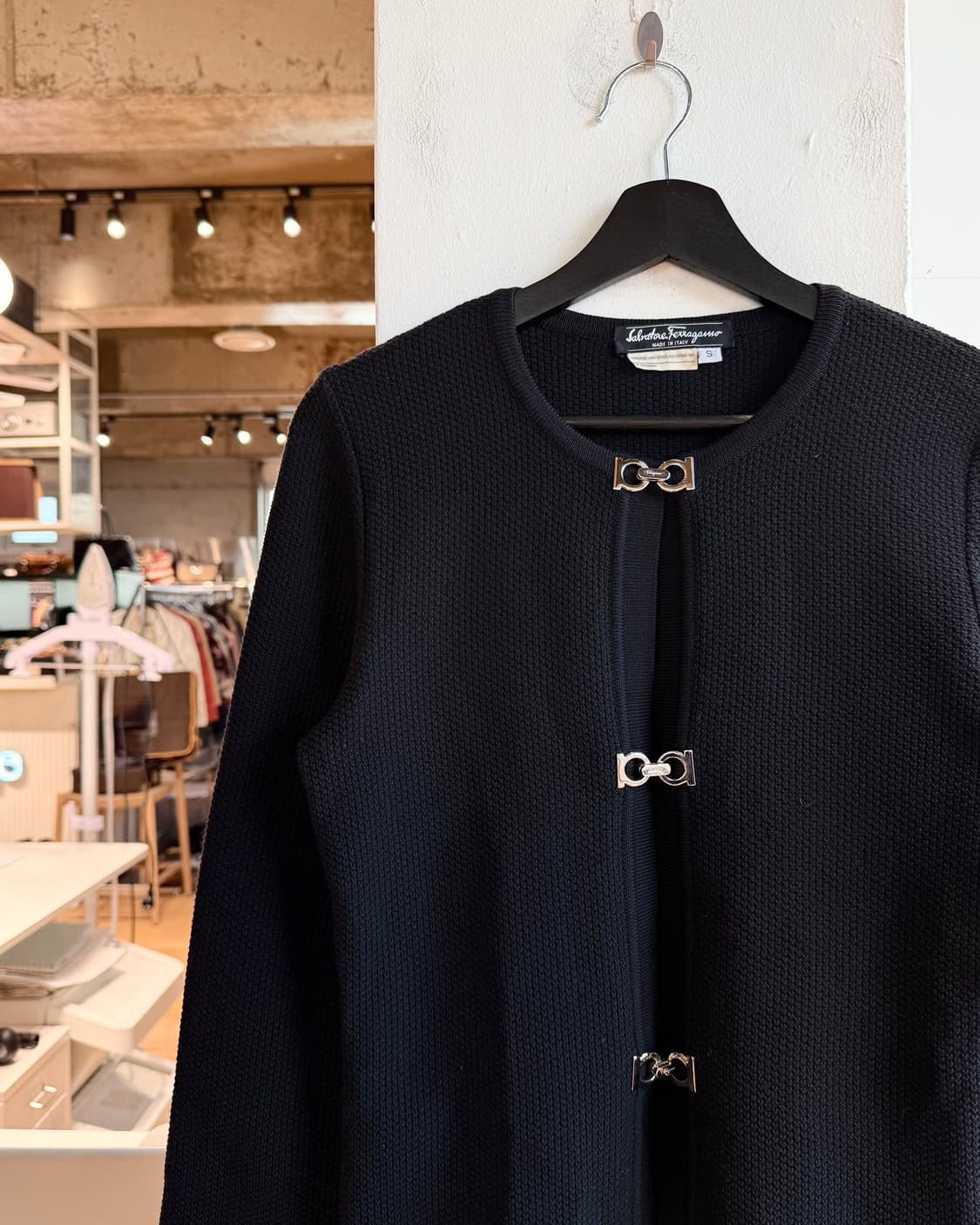 페라가모 블랙 간치니 버튼 가디건  상품이미지4