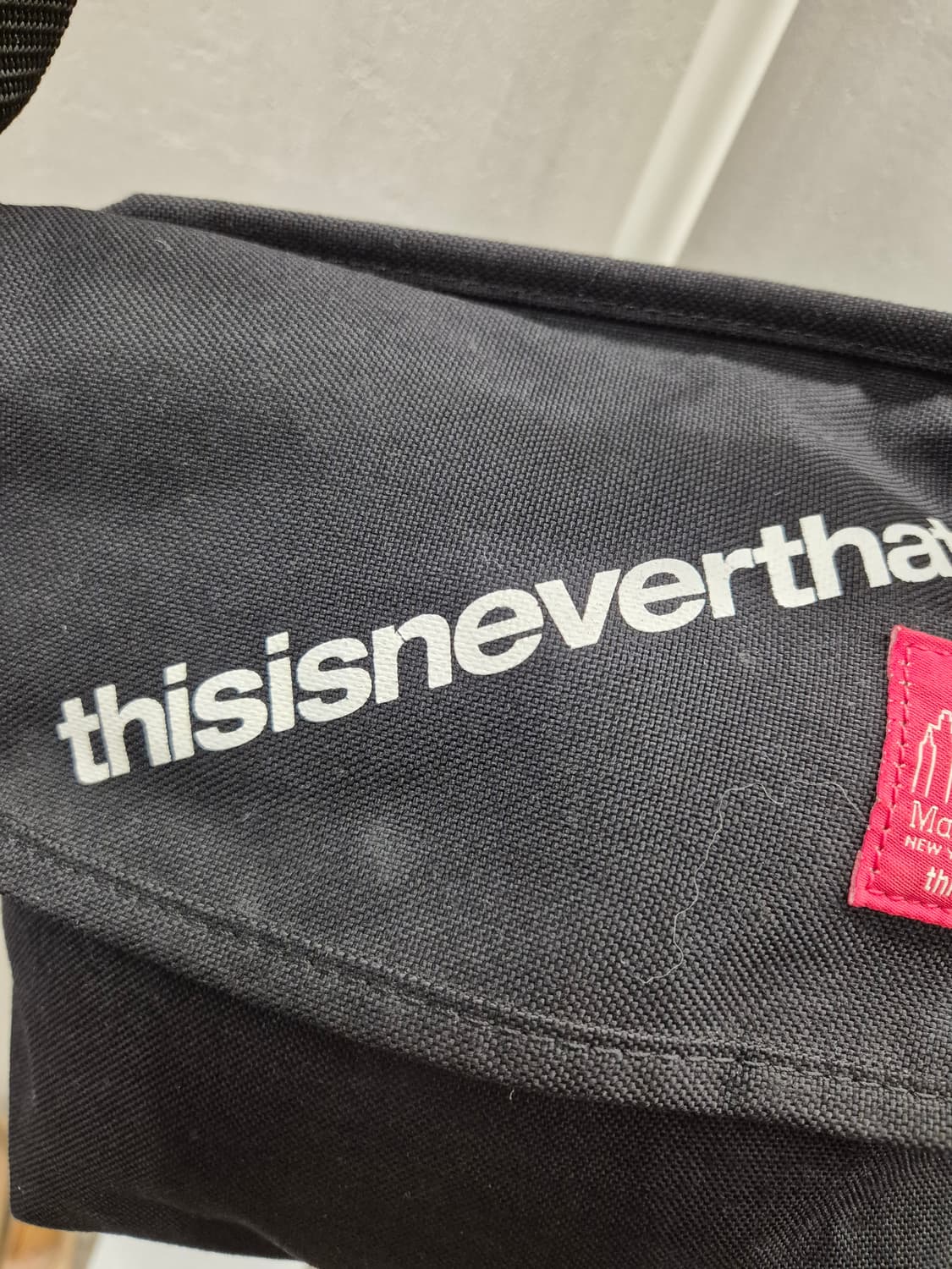 디스이즈네버댓 맨하탄포티지 블랙 크로스백 상품이미지9