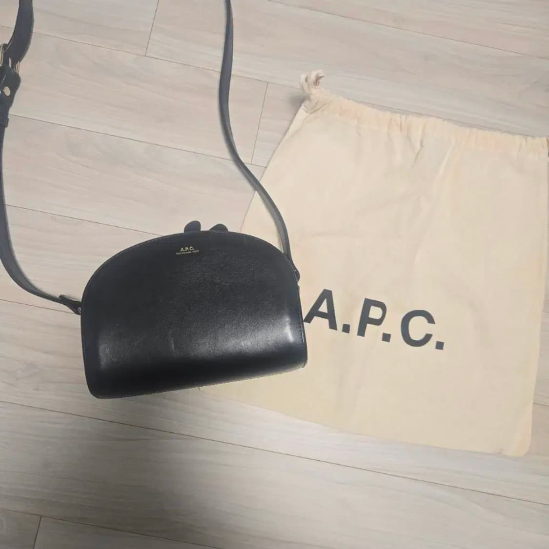 A.P.C 아페쎄 하프문미니 블랙 가방 크로스백 상품이미지2
