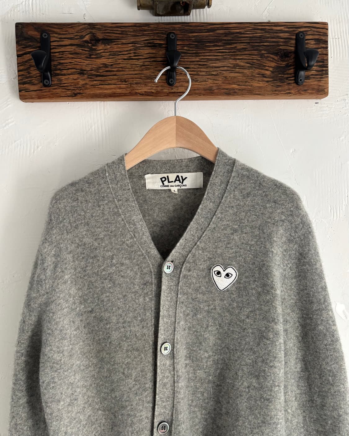 COMMEdesGARCONS 꼼데가르송 화이트 와펜 그레이 컬러 브이넥  상품이미지3