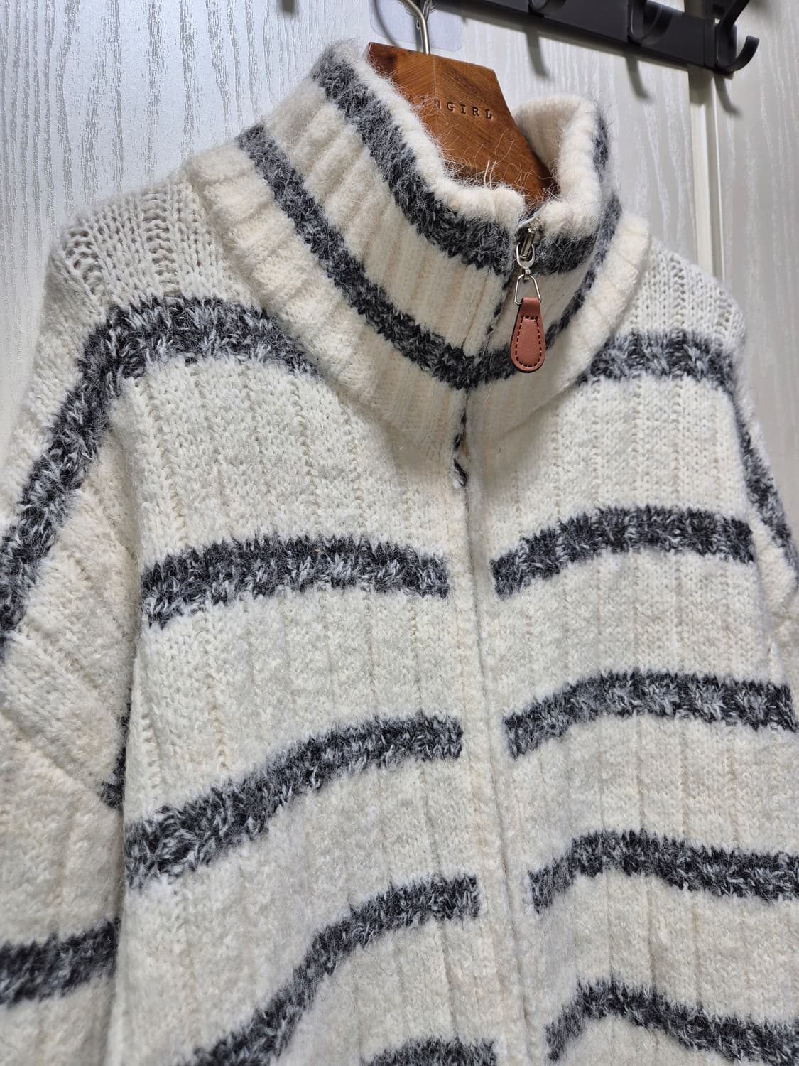 스트라이프 헤어리 니트 집업 상품이미지2