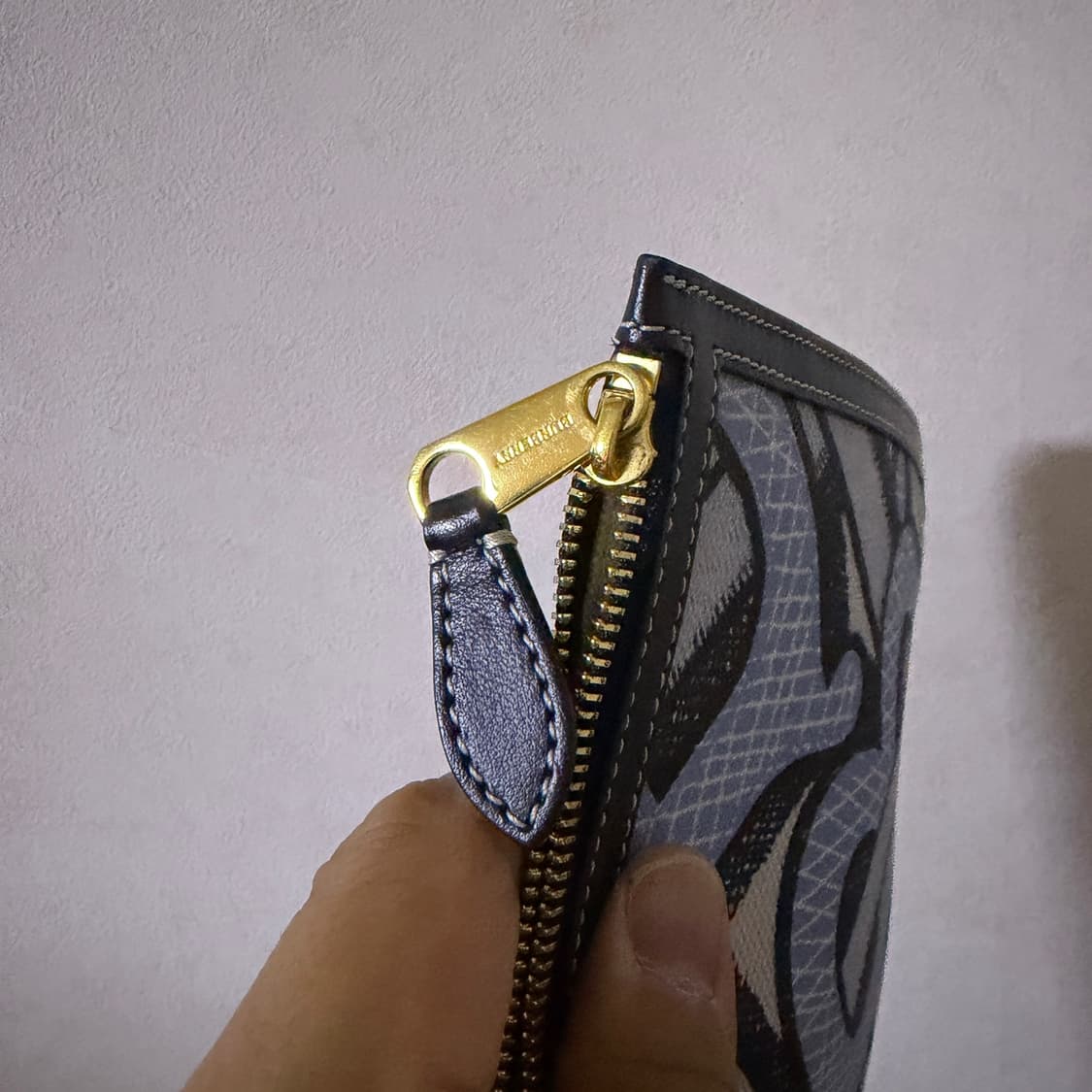 버버리 로고 패턴 클러치백 상품이미지3