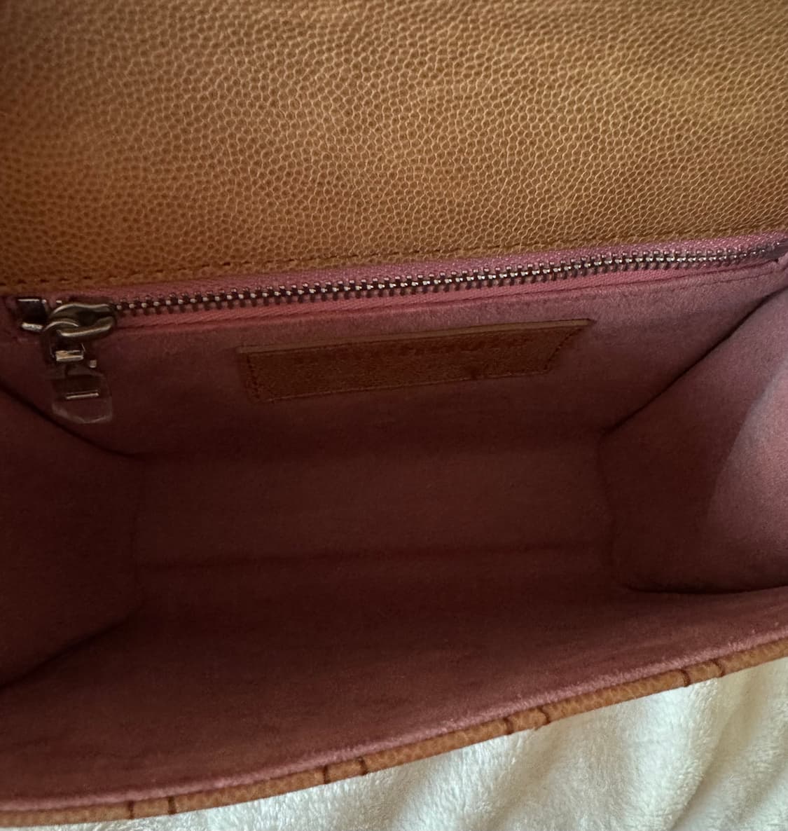 실사0/ 미닛뮤트 플랩백 캐비어 카멜 상품이미지6