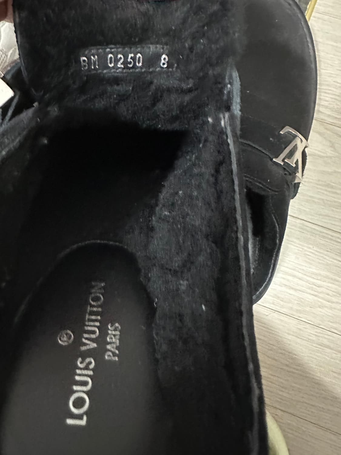 루이비통 남성 스웨이드 이지 뮬 슬리퍼 블랙 상품이미지3