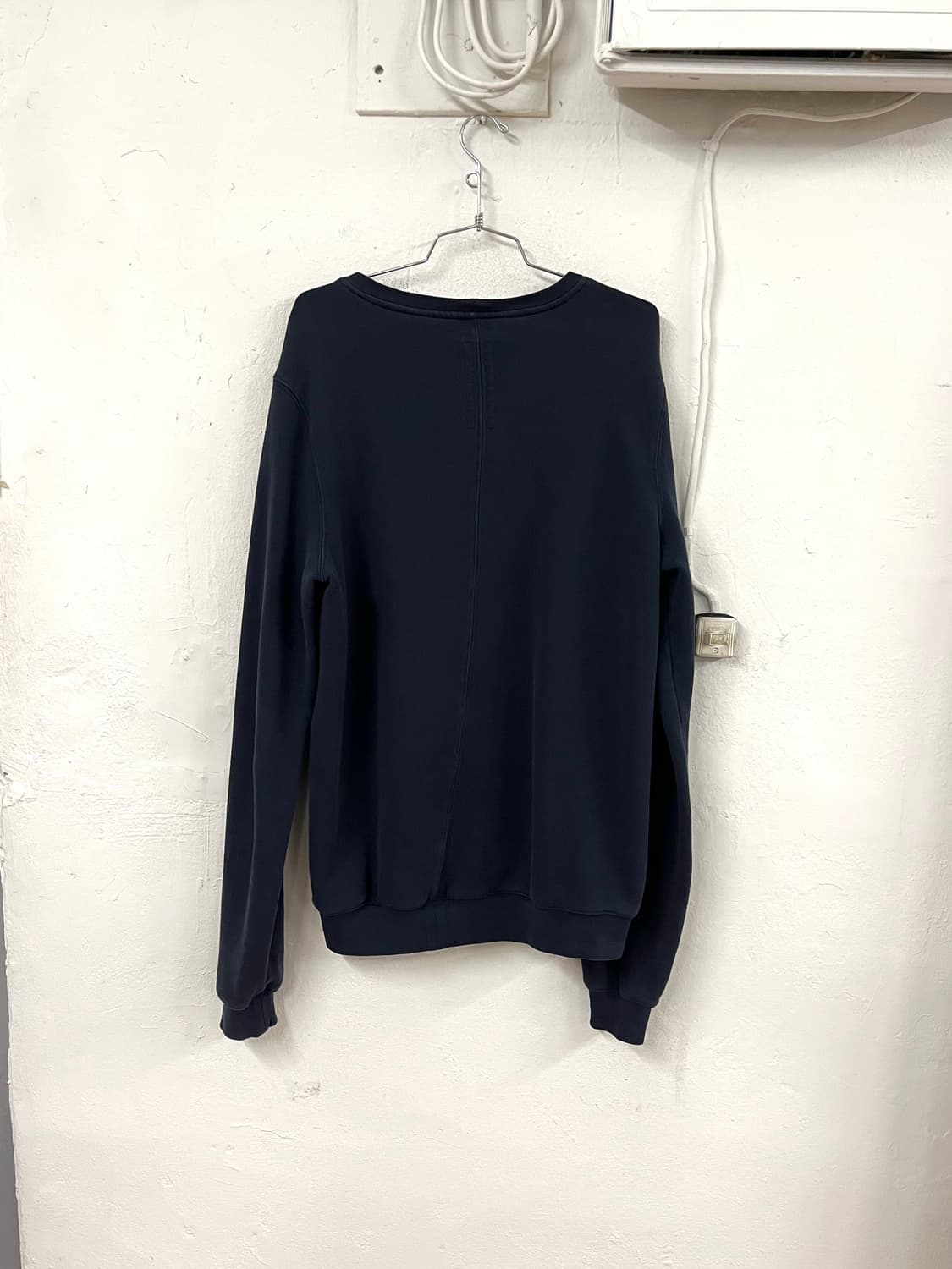 릭오웬스 다크쉐도우 비대칭 자수 맨투맨 스웻셔츠 상품이미지8