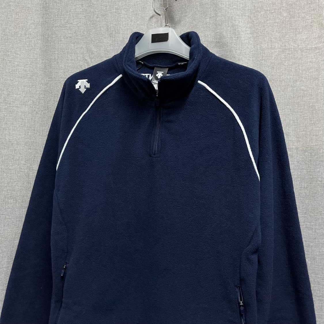 [100] 데상트 네이비 폴라 플리스 하프집업 긴팔티 상품이미지3