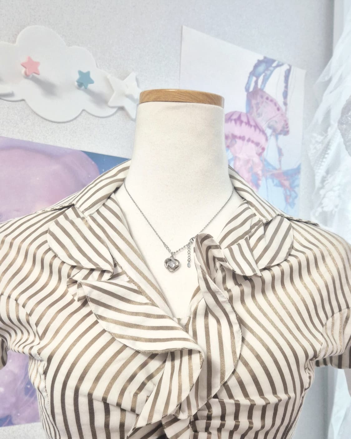 나라카미체 골드 스트라이프 핀턱 프릴 오네갸루 블라우스 상품이미지2