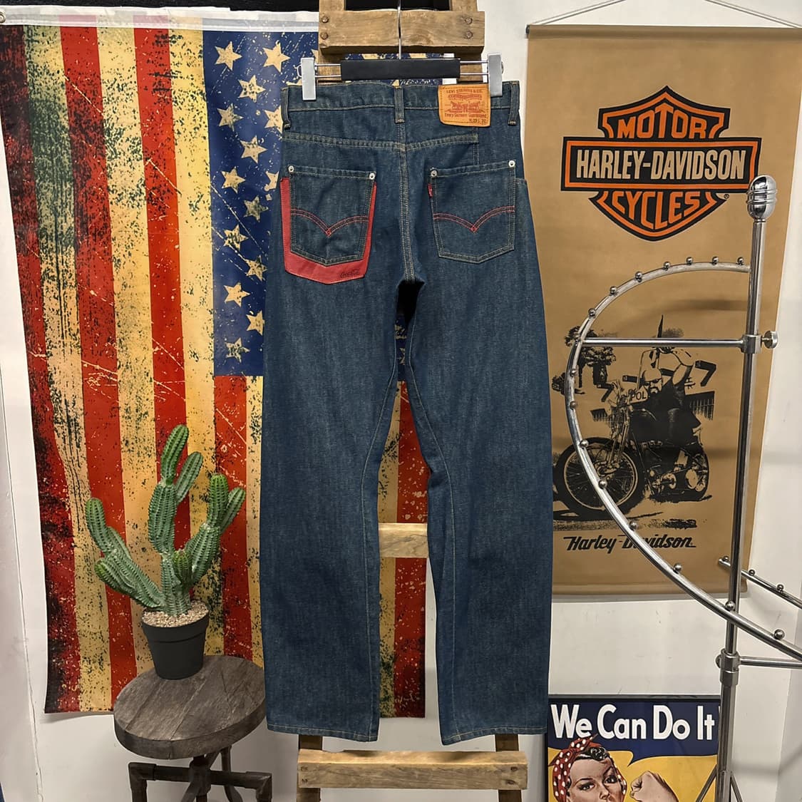 리바이스X코카콜라 레더포켓 3D 커브드진 인디고 데님팬츠 N395 상품이미지2