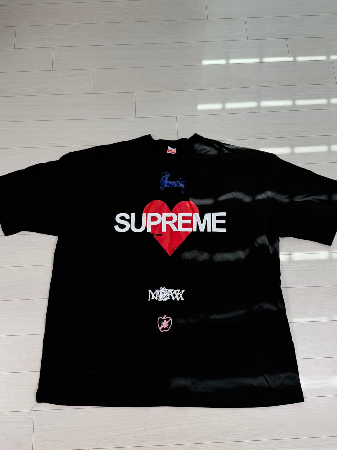 슈프림 어나운싱 티셔츠 블랙 - 25SS 상품이미지1