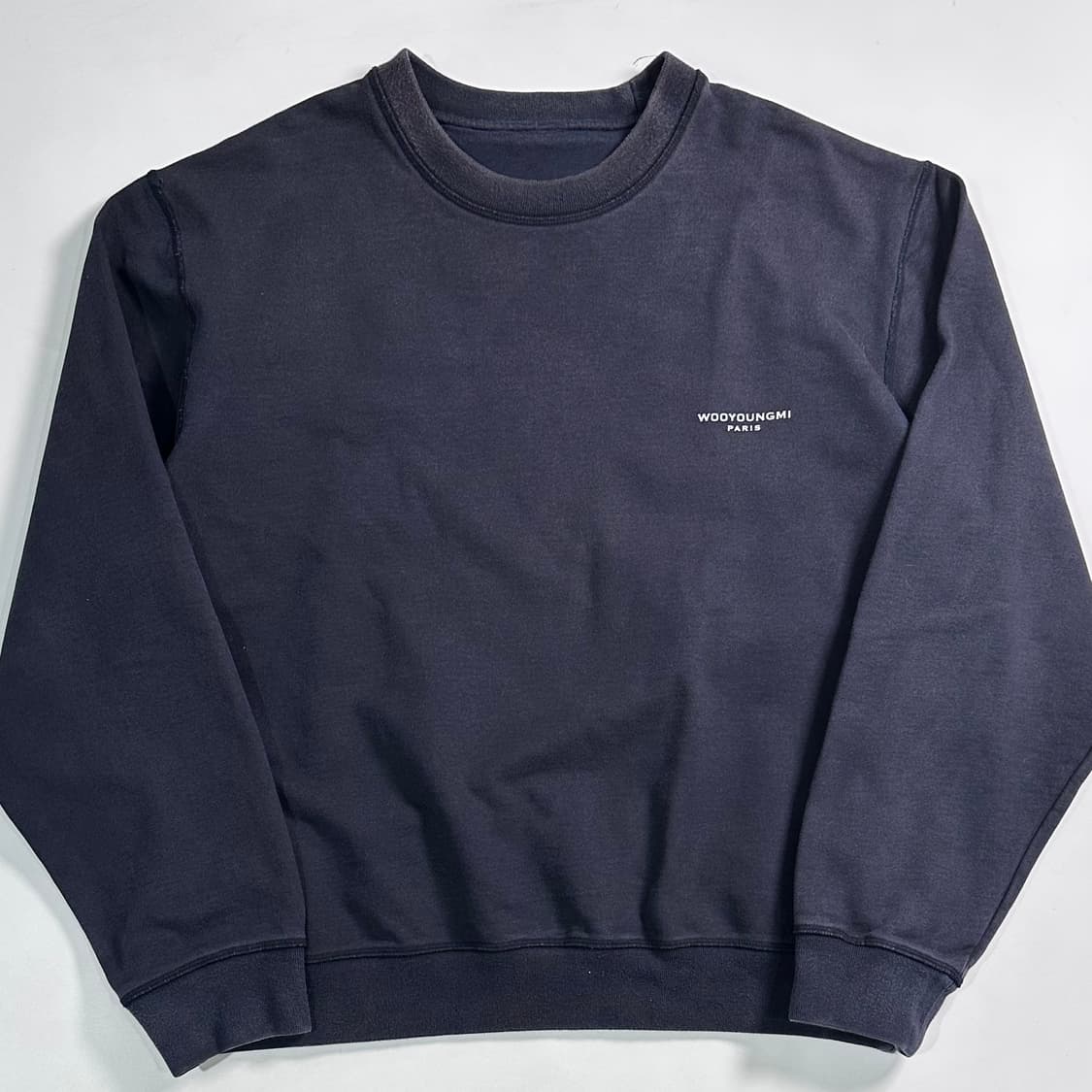 우영미 백 로고 맨투맨 상품이미지1