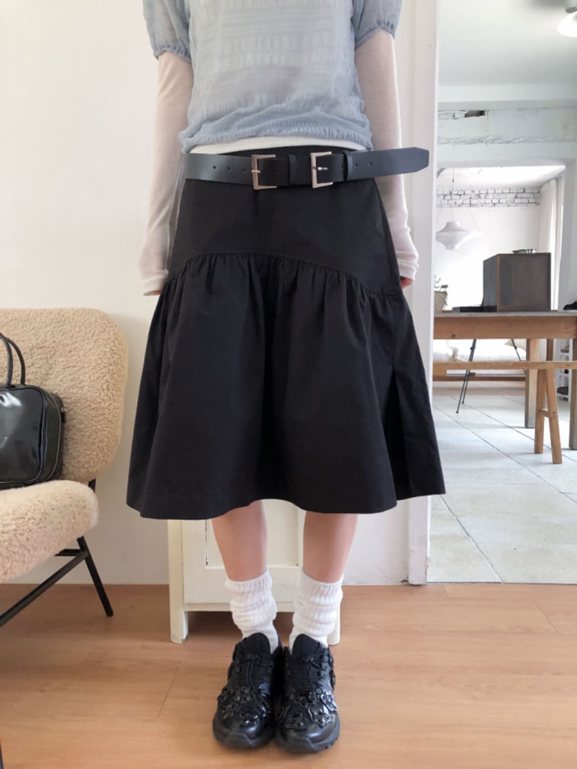 서울베이스드 코튼 셔링 미디 스커트  상품이미지1