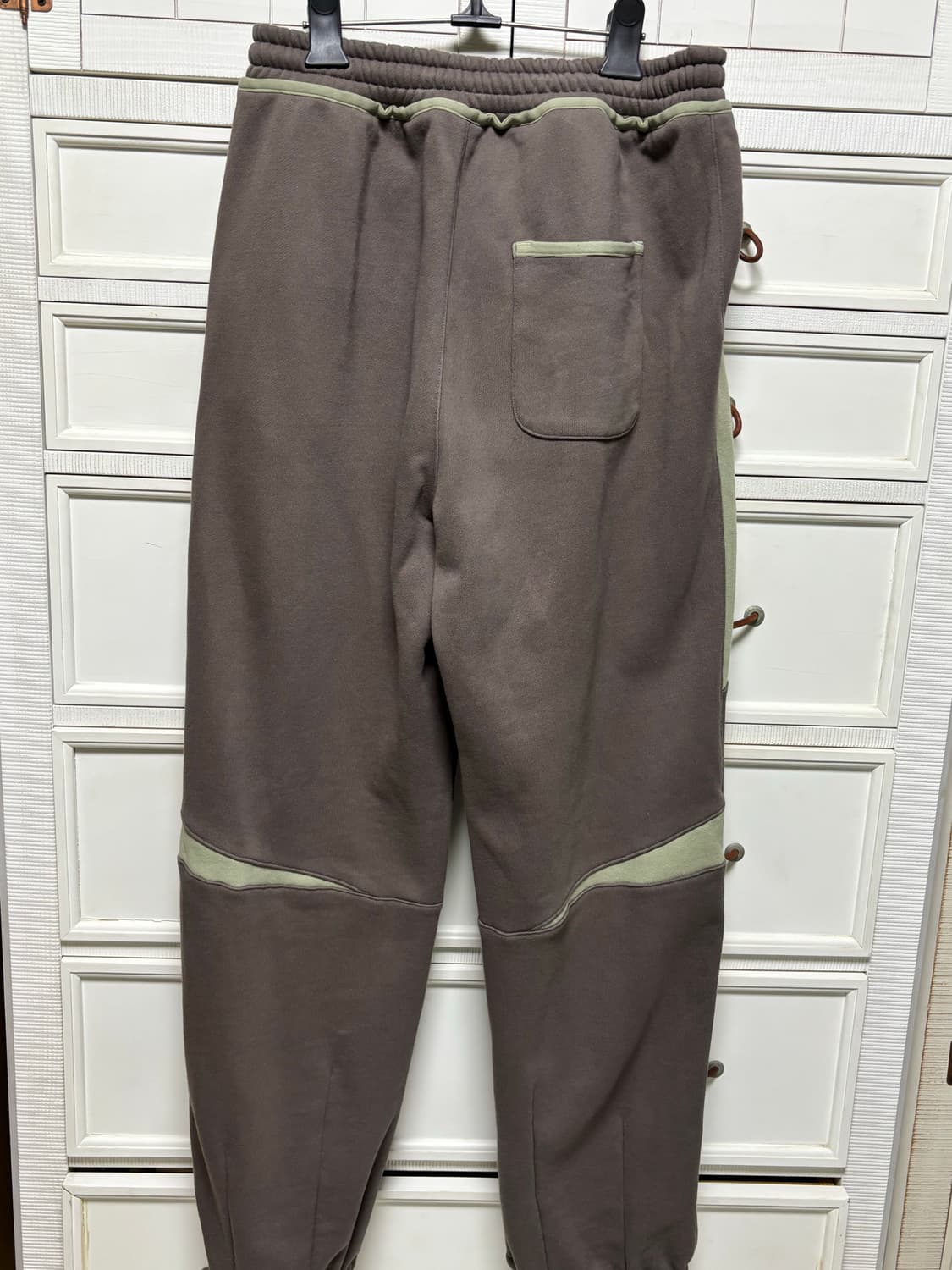 산산기어 오블리크 스웻팬츠 애쉬 브라운 트레이닝팬츠 상품이미지3