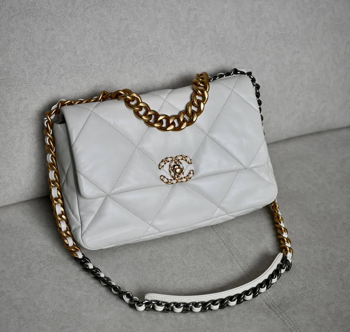 샤넬 19백 화이트 숄더백 금장 체인 상품이미지3