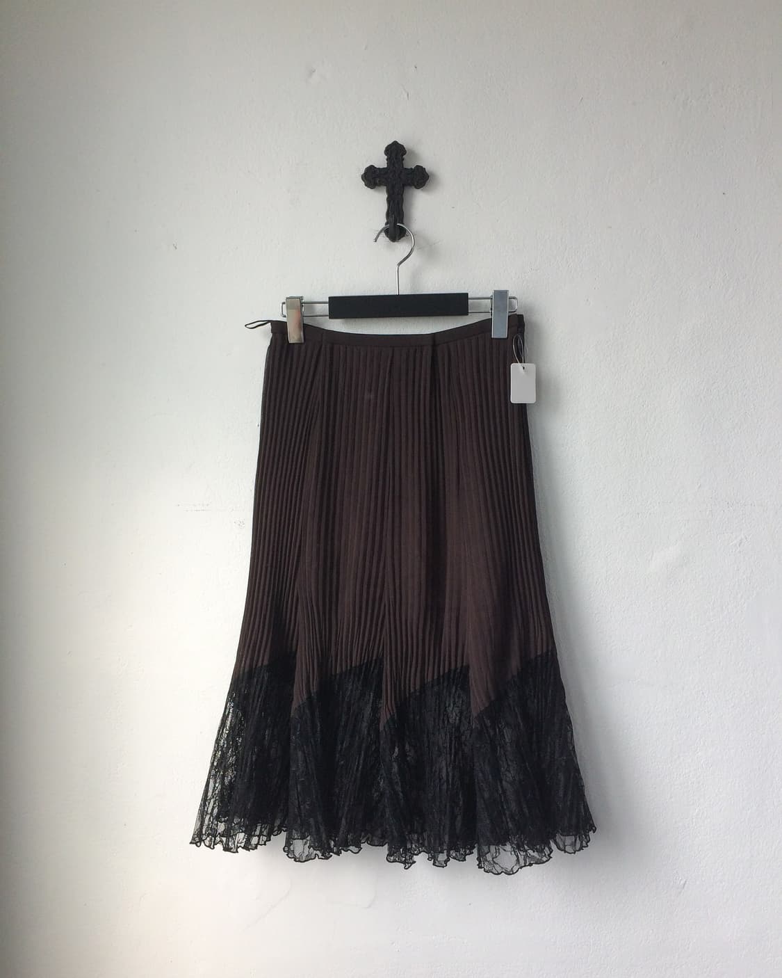 Lace trimming pleats midi skirt 상품이미지1