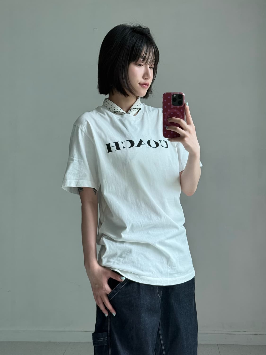 코치 로고 화이트 반팔티 상품이미지2