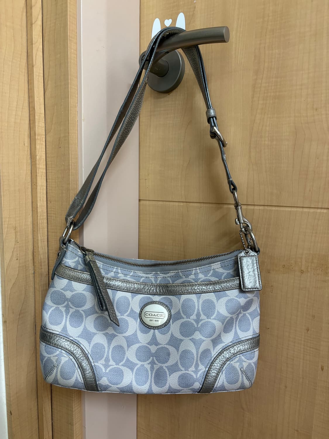 코치 y2k 시그니처 실버 숄더백 상품이미지1