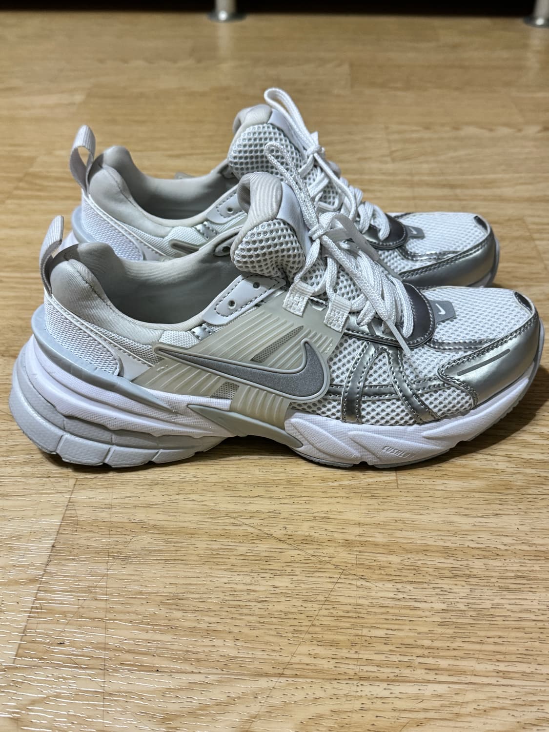 나이키 V2K 테크노 흰/실버 245mm 상품이미지5