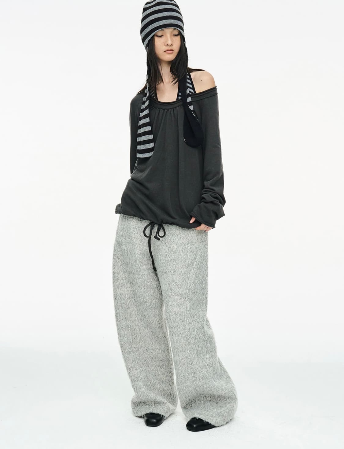 세릭 라운드 헴 스트링 탑 차콜 상품이미지3