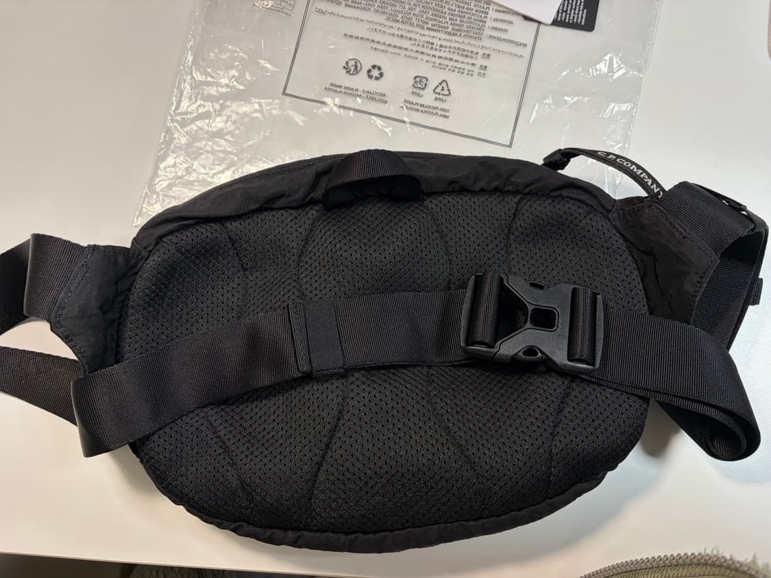 cp컴퍼니 크로스백 상품이미지2