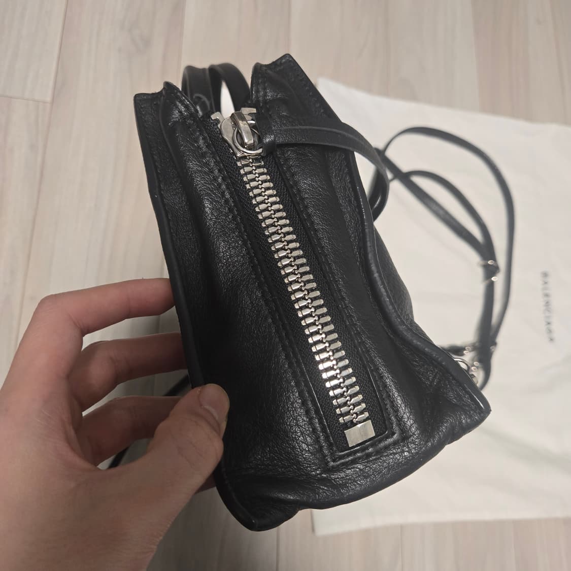 발렌시아가 여성 파피에르 A4 레더 토트백 크로스백 MINI 미니 블랙 상품이미지4