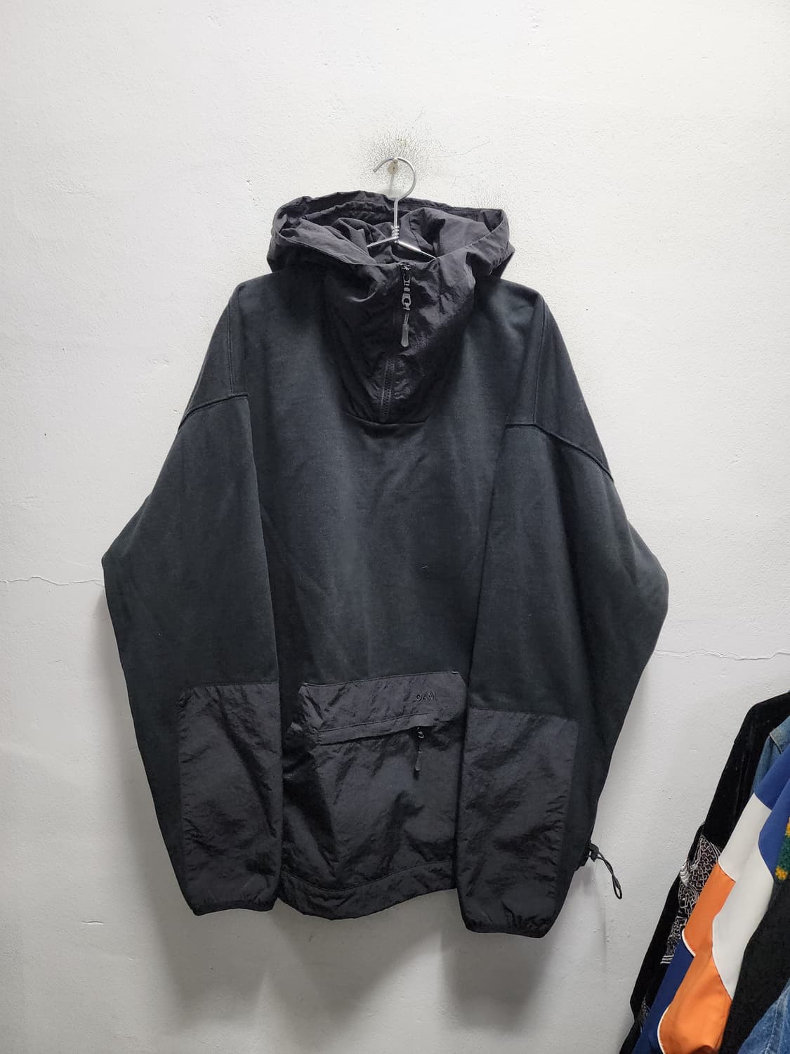 아웃스탠딩 유틸리티 tech 후드 반집업 상품이미지1