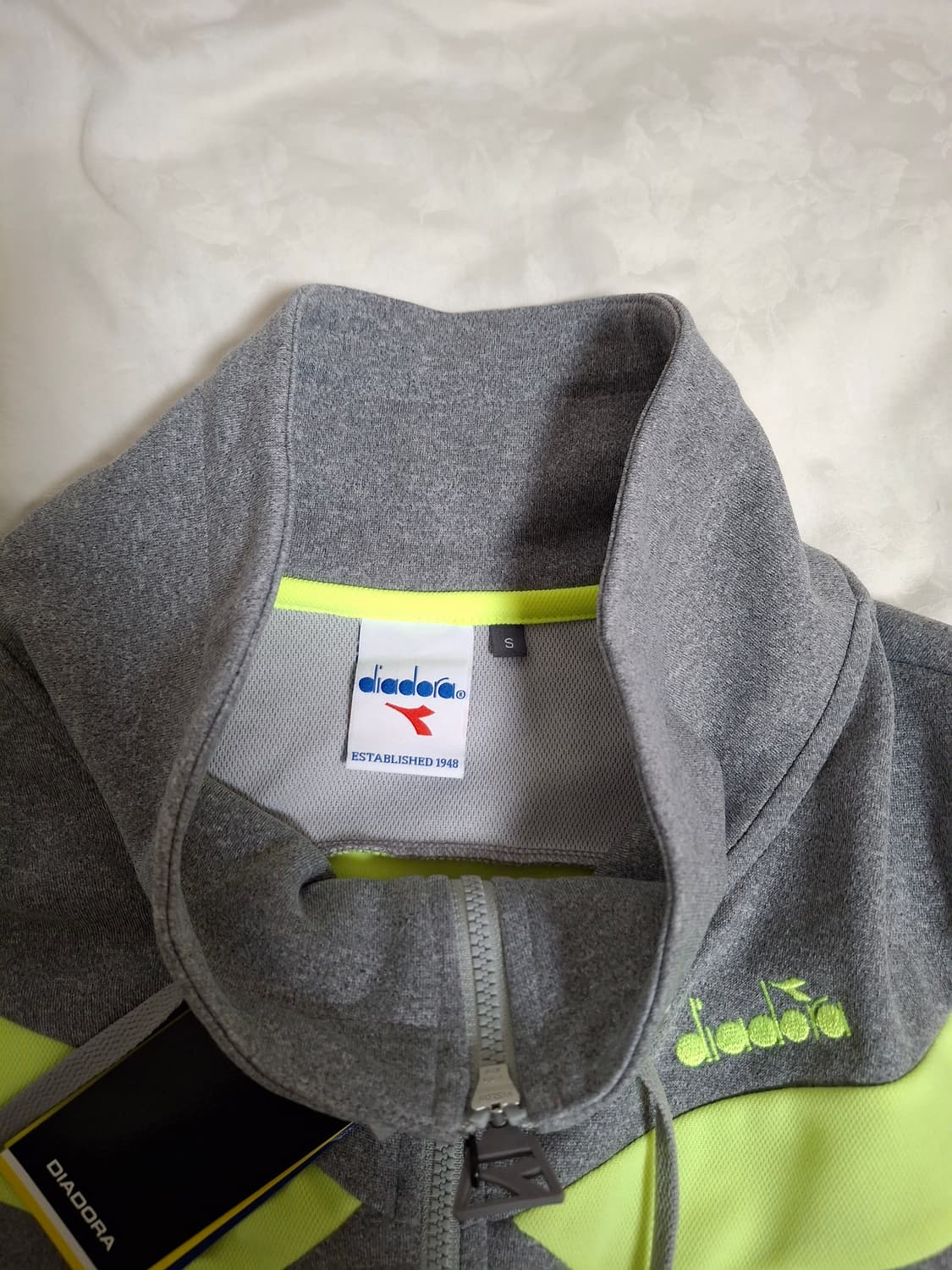 새상품 디아도라 여성 트레이닝복 정품 상의 S  그레이 슬림핏 상품이미지5