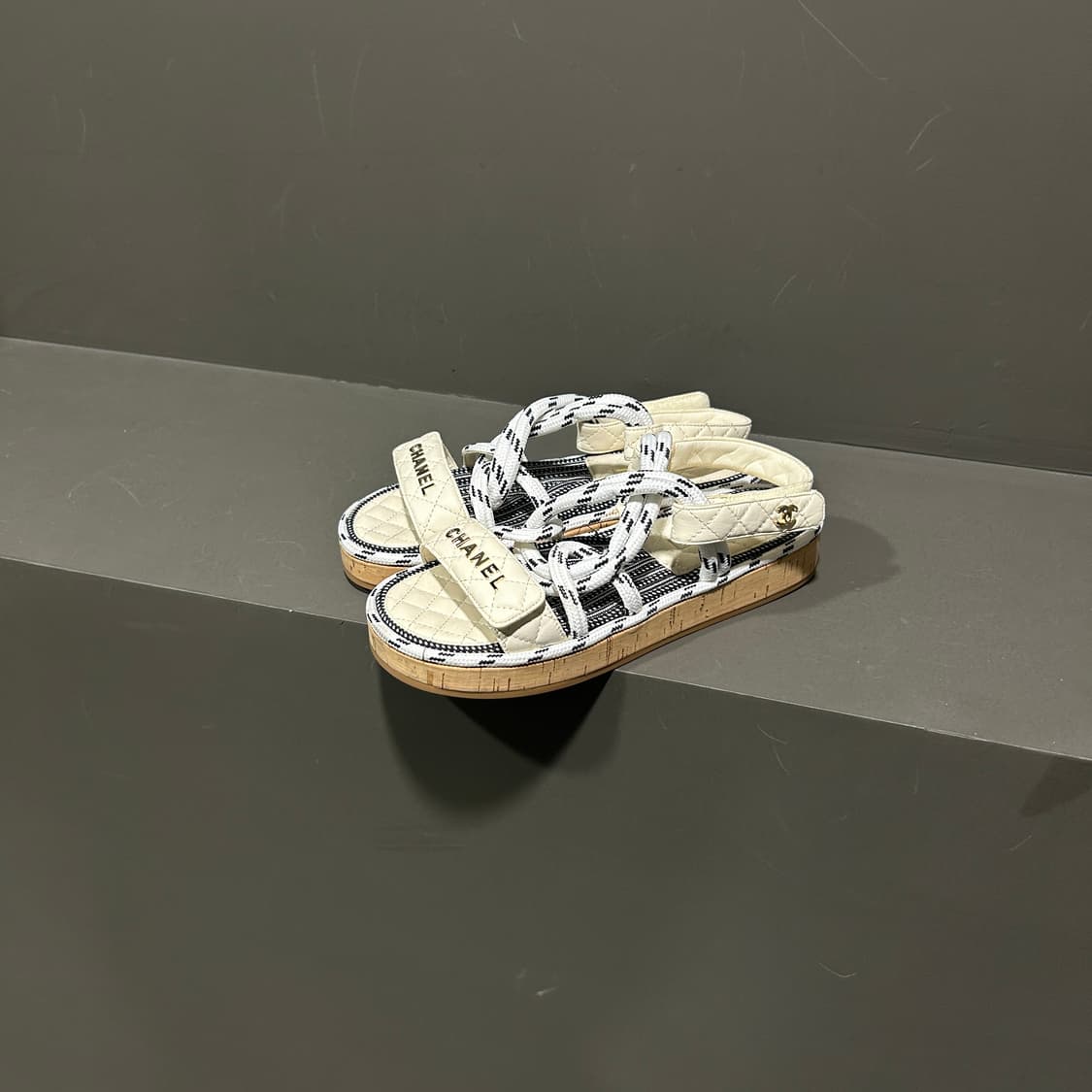 샤넬 램스킨 퀼팅 벨크로 스트랩 샌들 상품이미지1