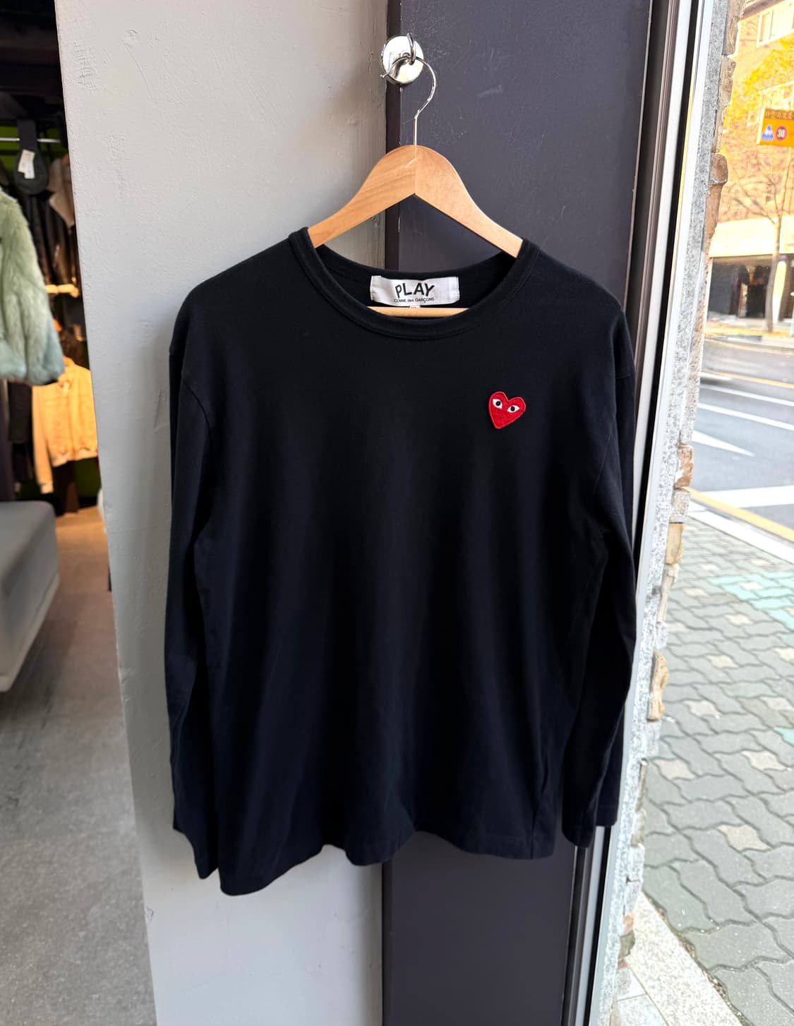 100/ 꼼데가르송 레드와펜 블랙 긴팔티 상품이미지2