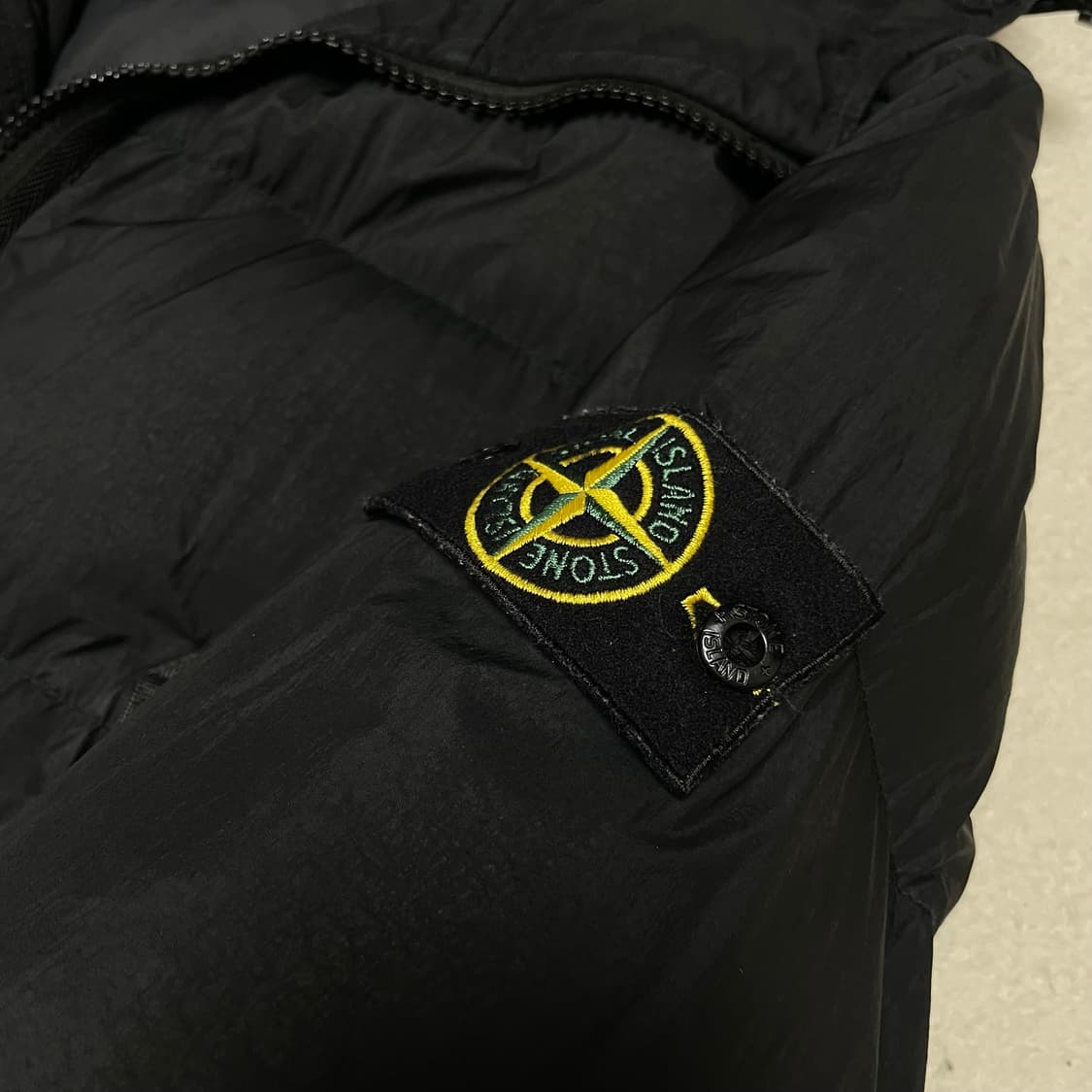 스톤아일랜드 크링클랩스 패딩 L 블랙 정품 상품이미지2