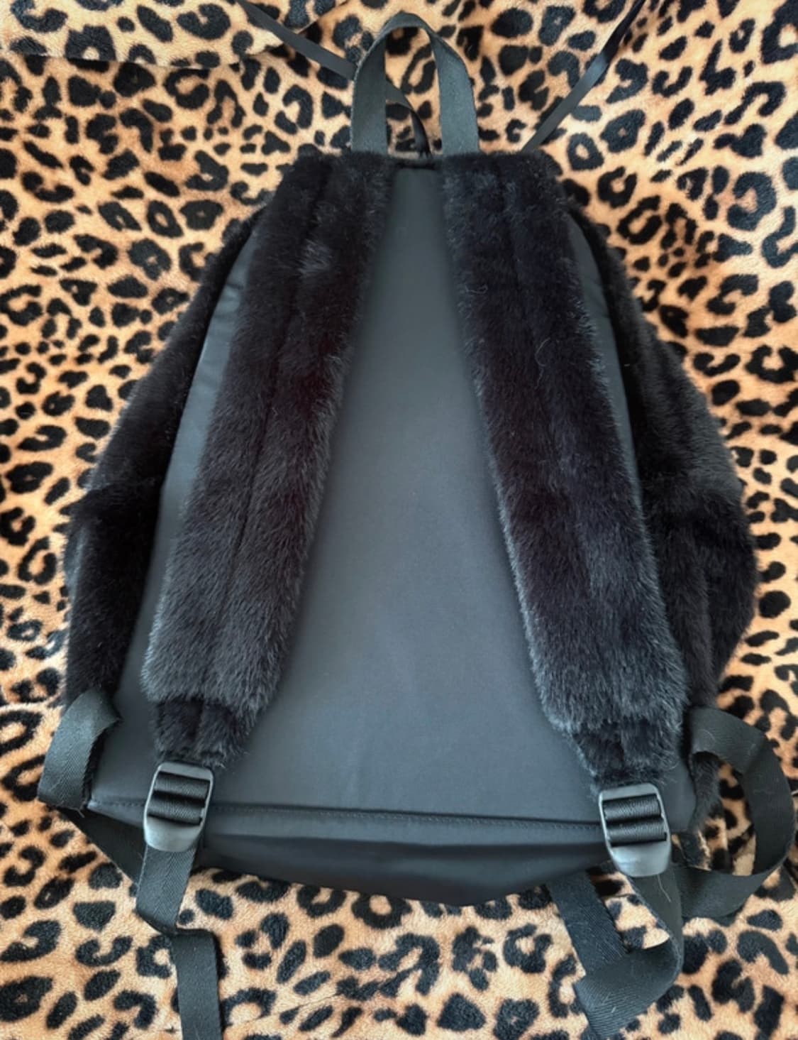 Eastpak 이스트팩 퍼 백팩 24L 상품이미지2