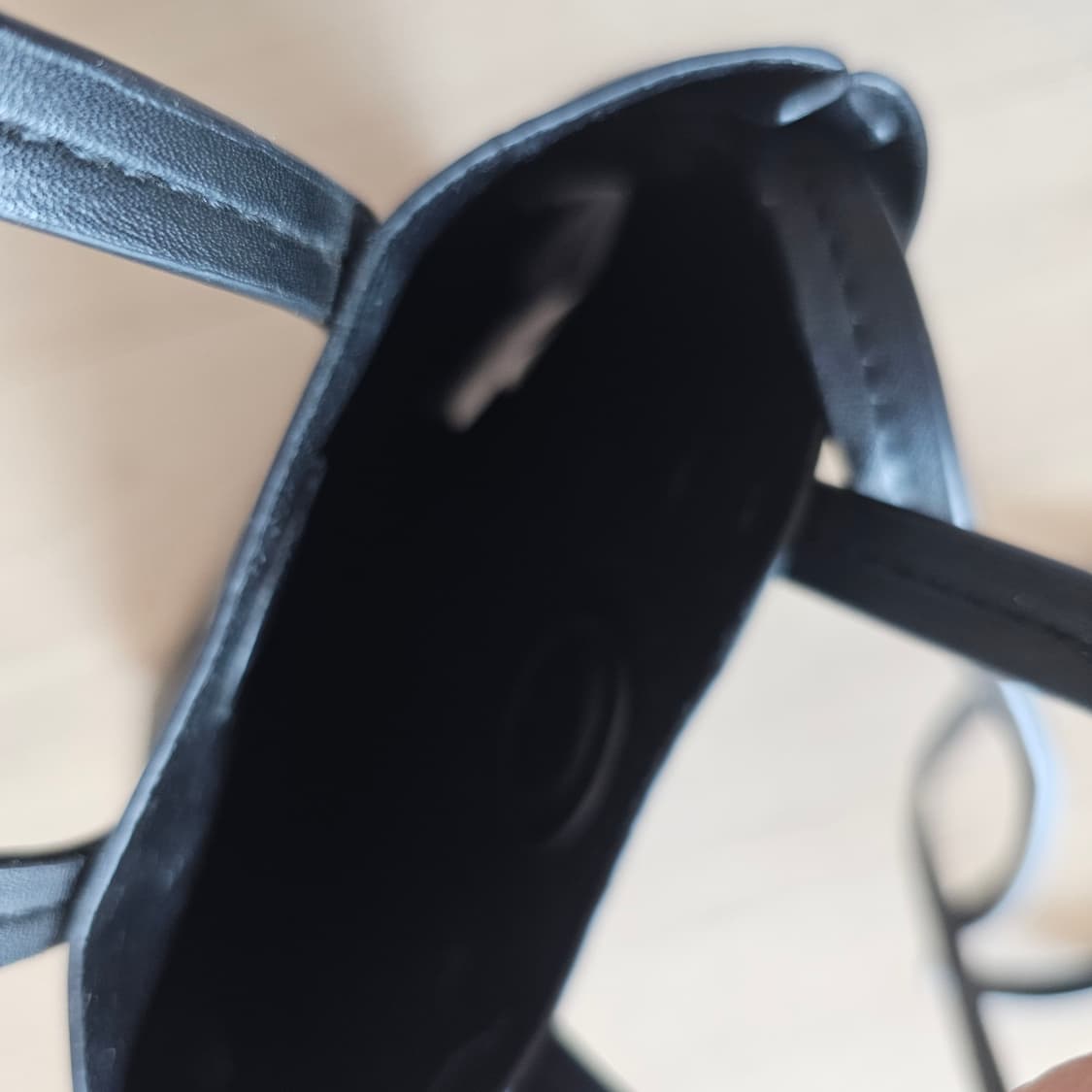 에잇세컨즈 블랙 스퀘어 미니멀 비건레더 크로스백 1회착 상품이미지4