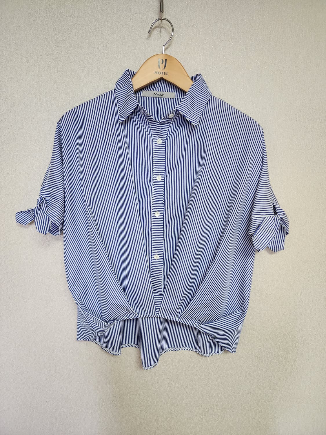 ON&ON 스트라이프 매듭 반팔 블라우스 상품이미지1