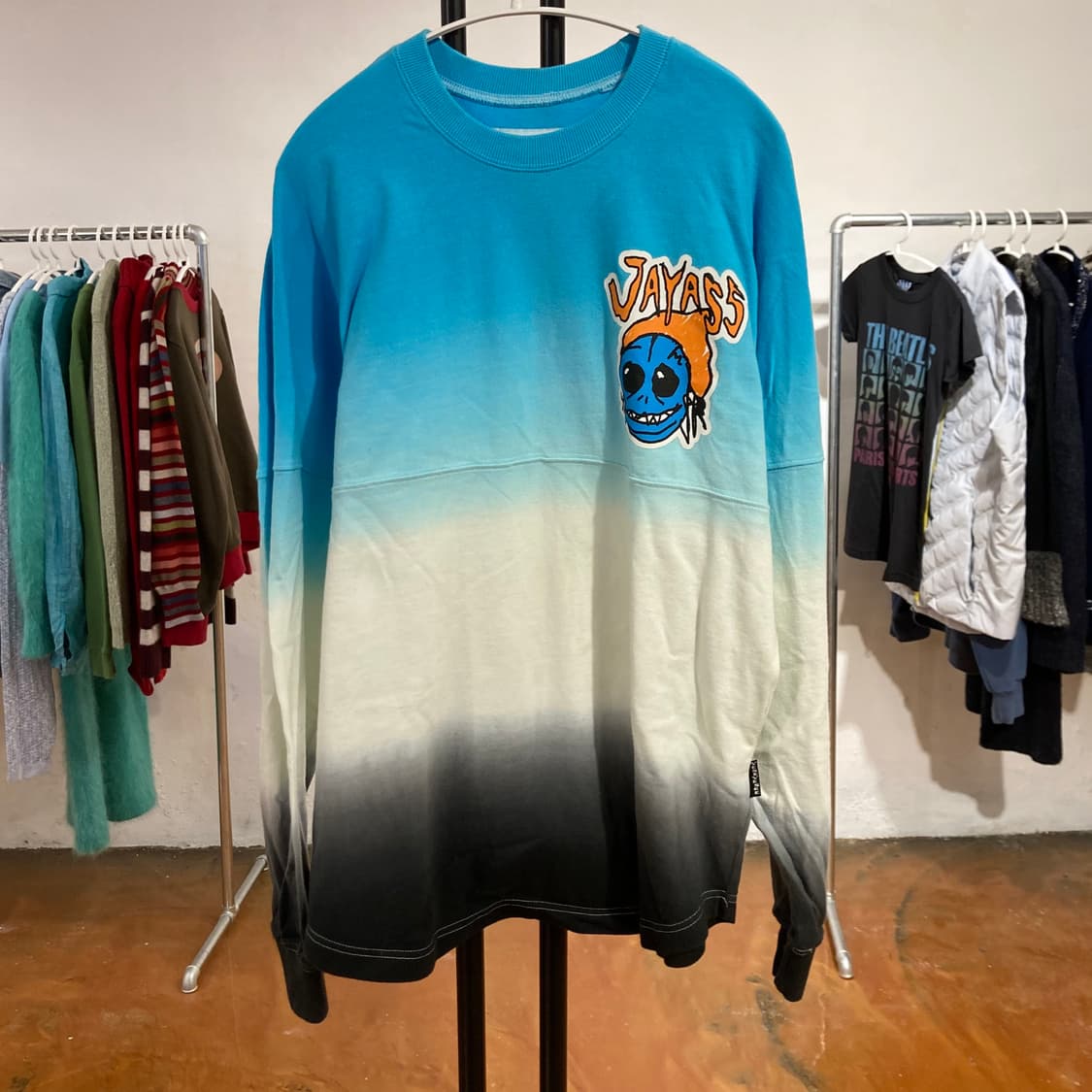 예스아이씨(YESEYESEE) 그라데이션 로고 오버핏 맨투맨 상품이미지1