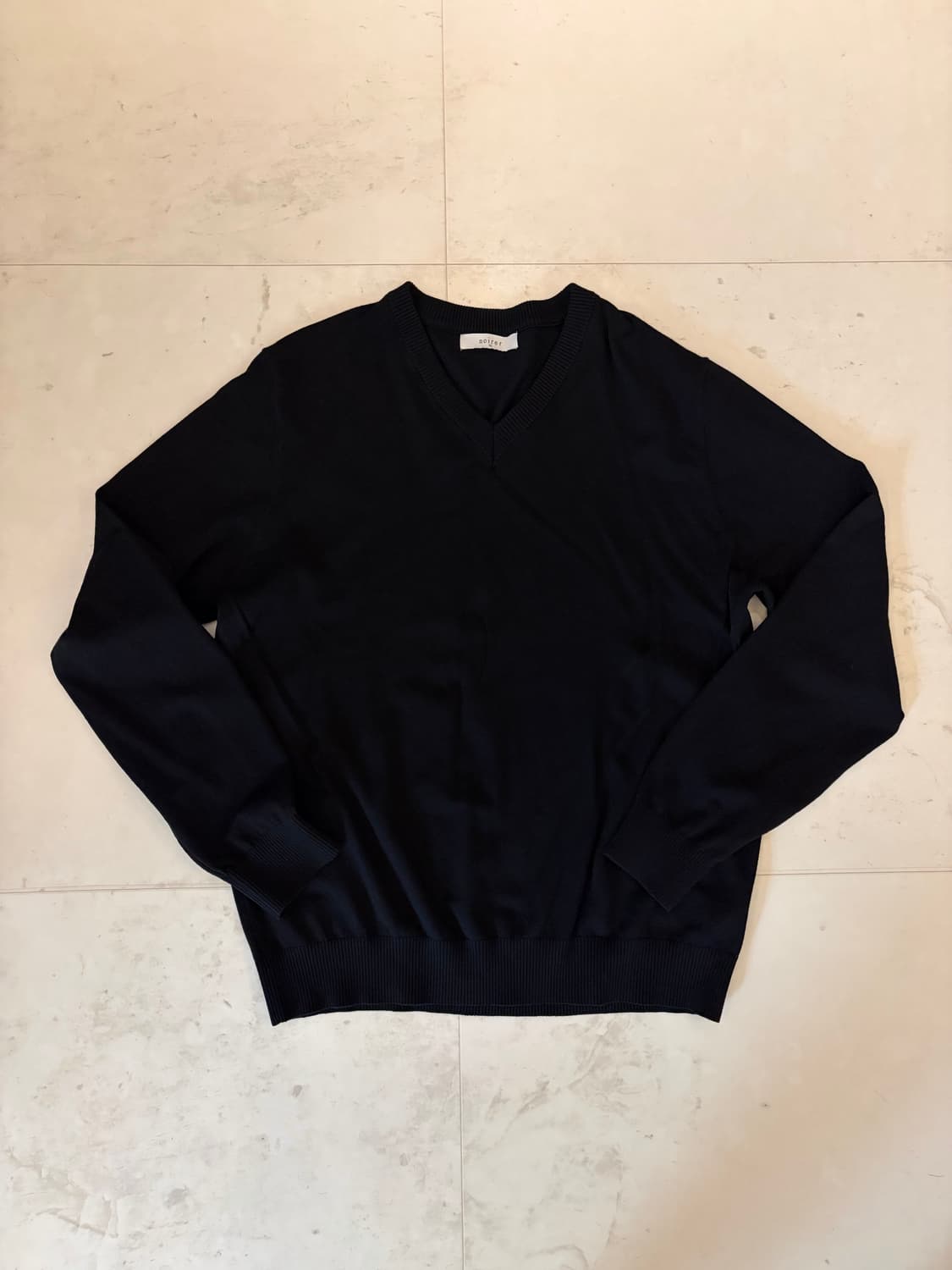 노이어 실키 브이넥 니트 블랙 50사이즈 팝니다 상품이미지2