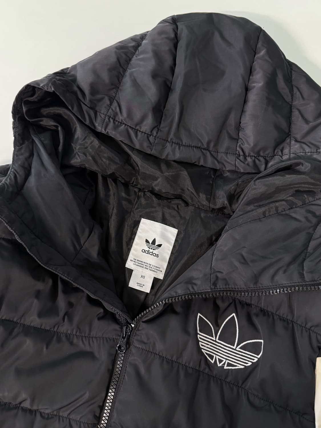 아디다스 오리지널 구스다운 검흰 배색 제니 후드 숏 패딩  상품이미지4