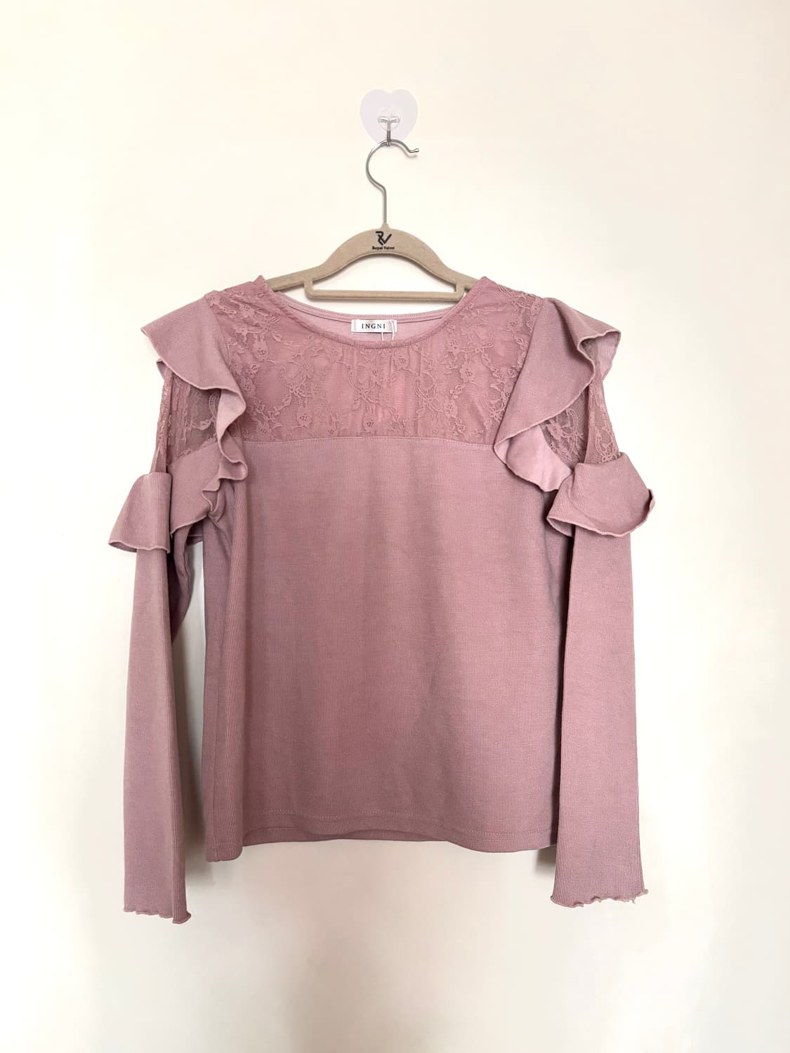 ingni 잉그니 스나계 레이스 프릴 숄더 핑크 니트 블라우스 상품이미지3