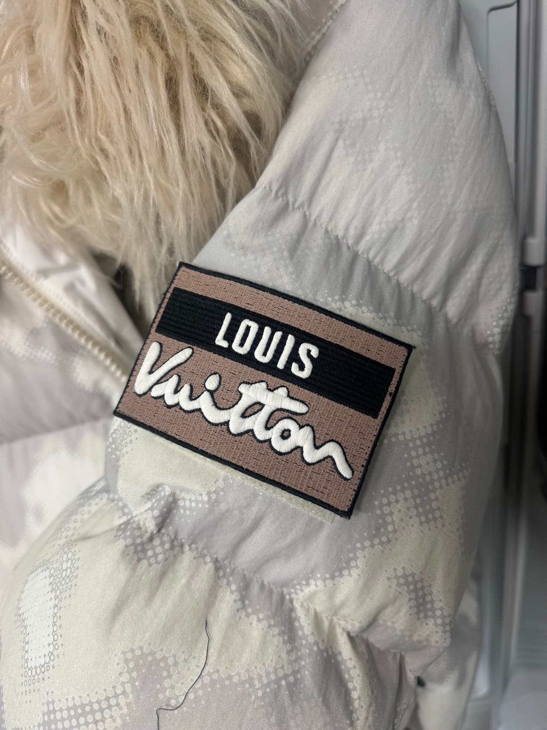루이비통 화이트 카모 로고 패치 패딩 50사이즈 상품이미지3