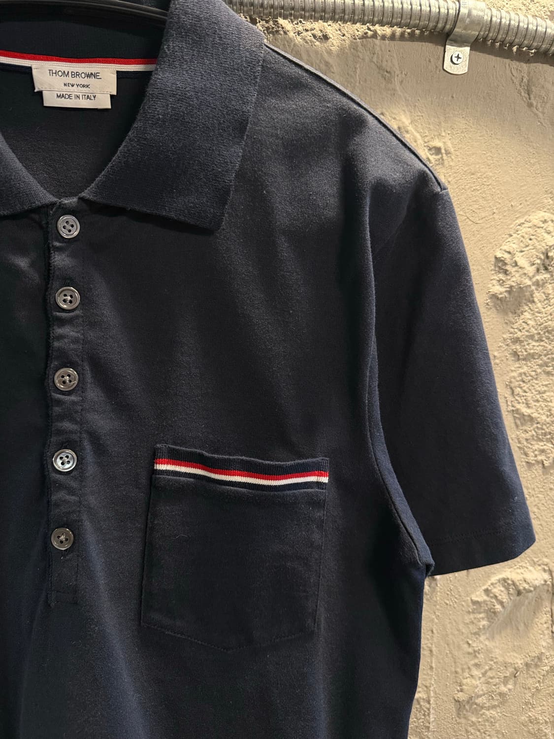 1 톰브라운 THOM BROWNE 포켓 삼선 폴로 반팔 네이비 상품이미지3