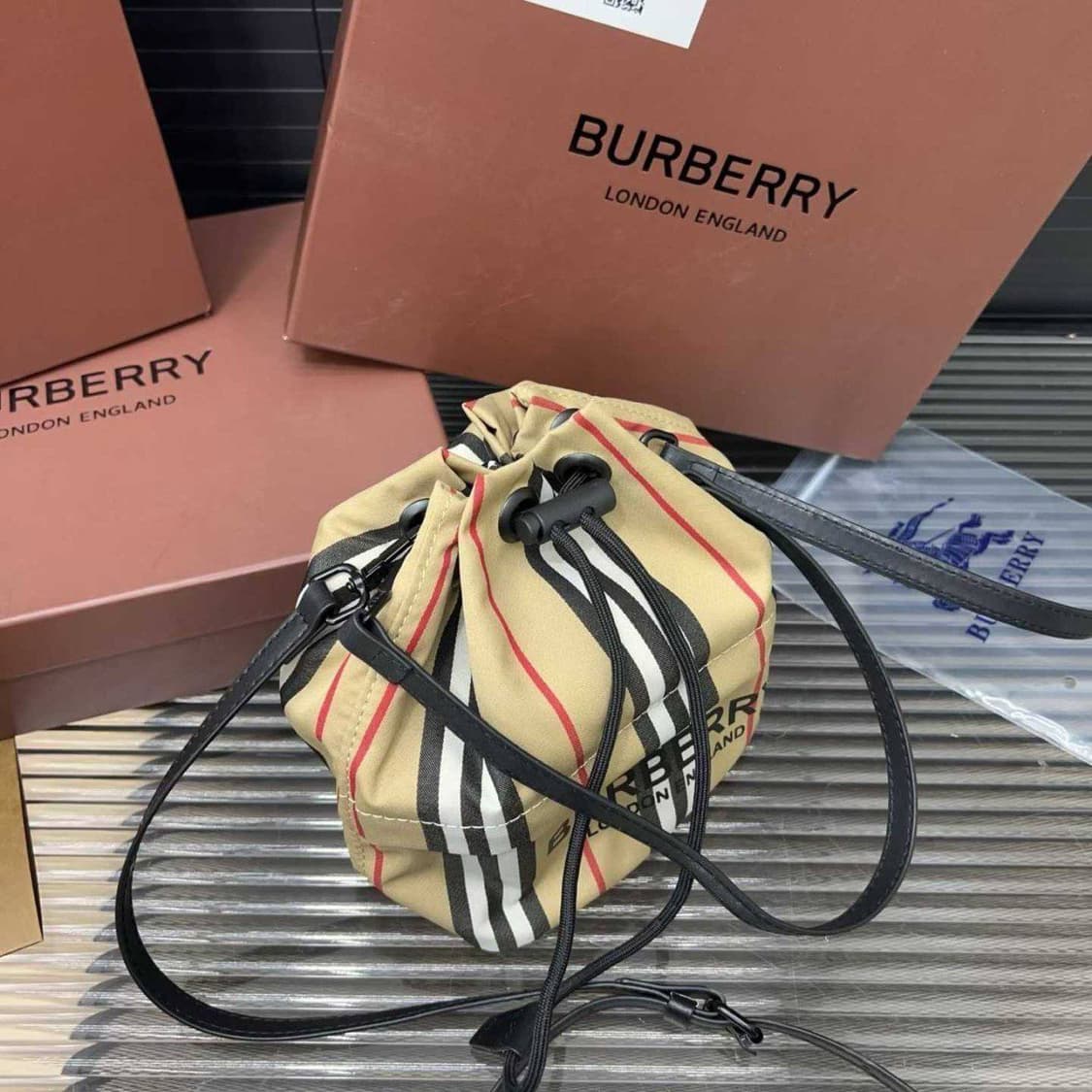 버버리(Burberry) 미니 체크 버킷 백 상품이미지4