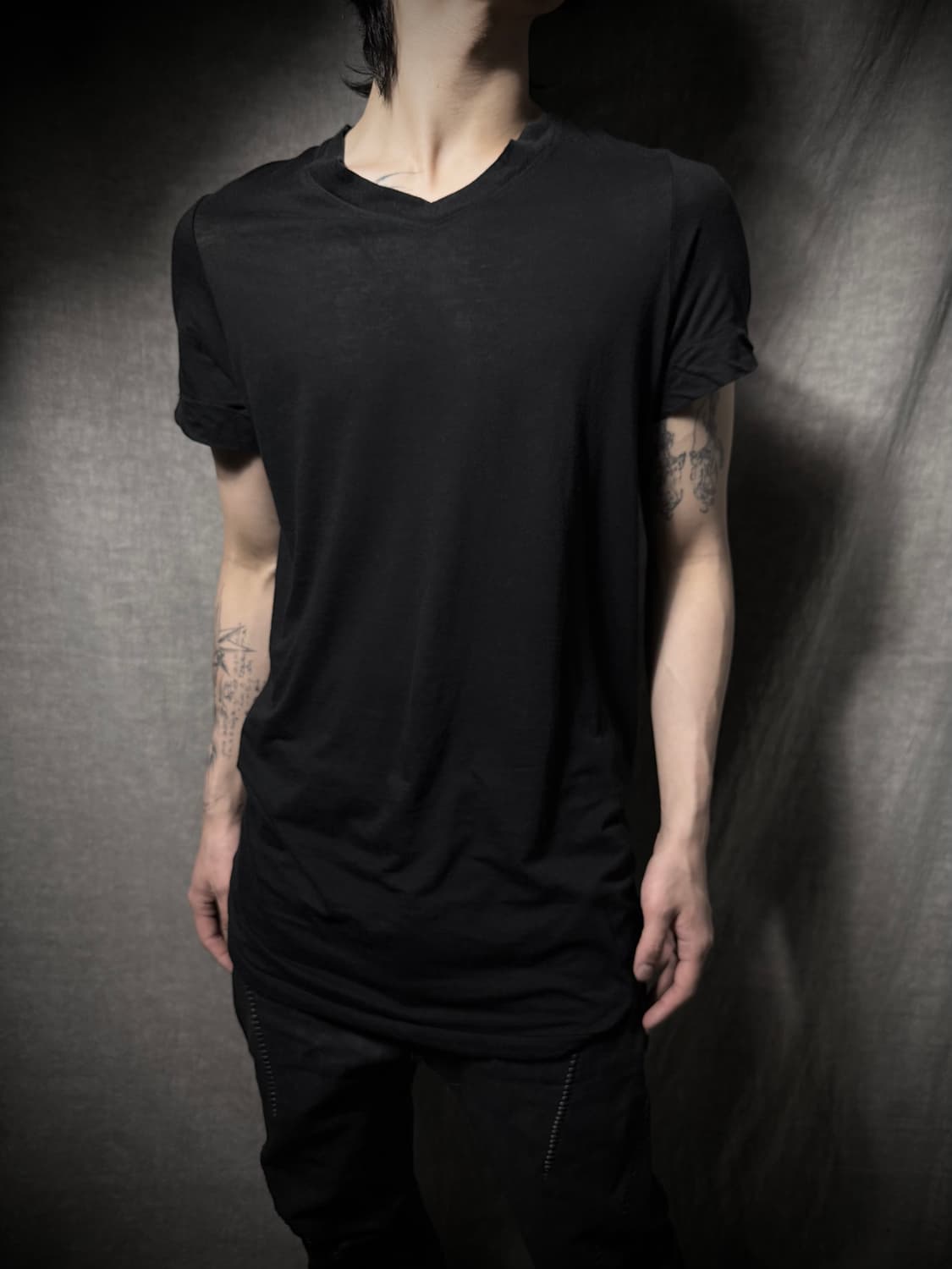 Julius 15SS ’prism;‘ Silk Blend V-Neck T 상품이미지1