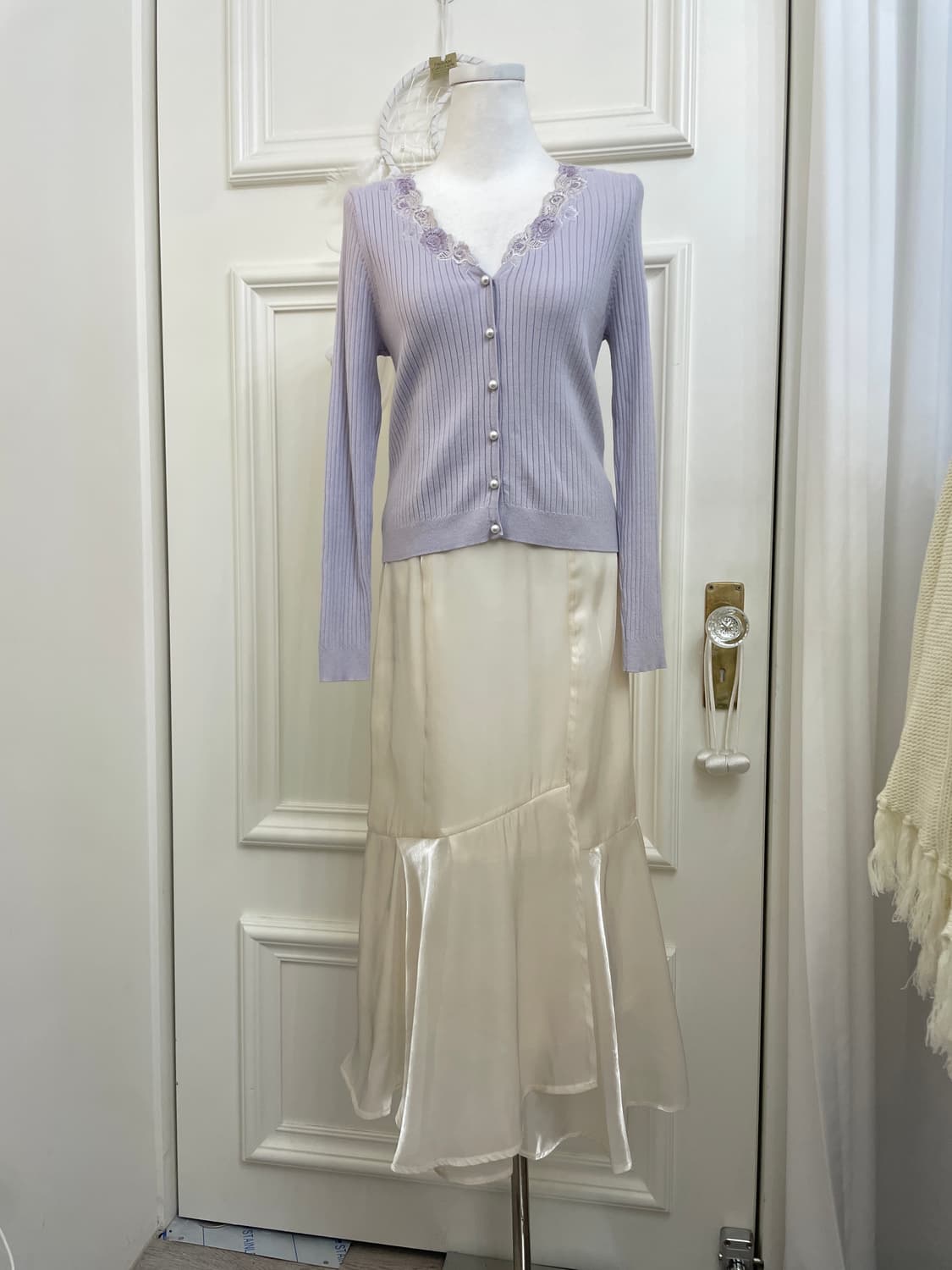 ivory glossy unbalance flare long skirt 상품이미지6