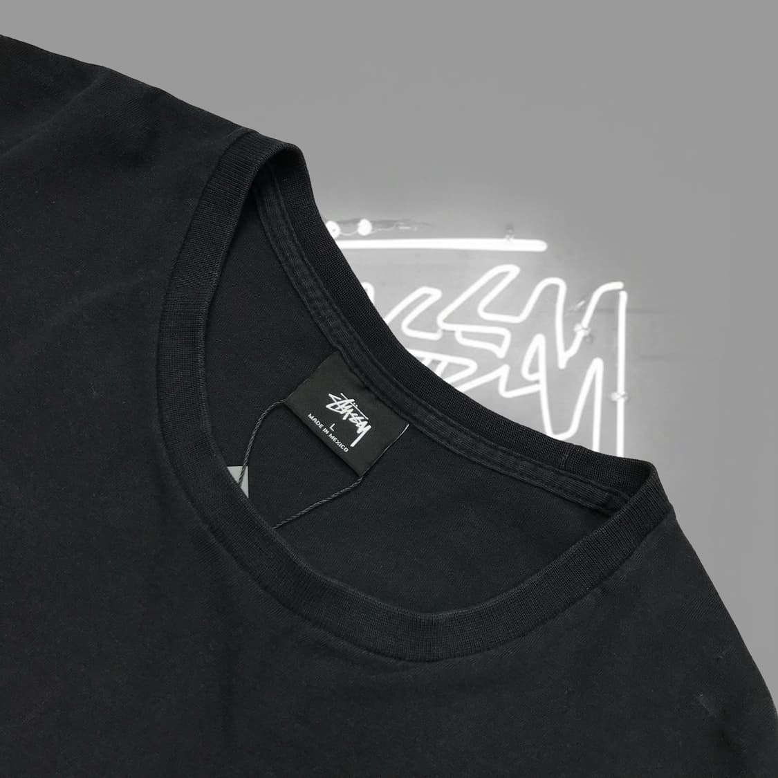 스투시 그레이로고 블랙 반팔티 상품이미지3