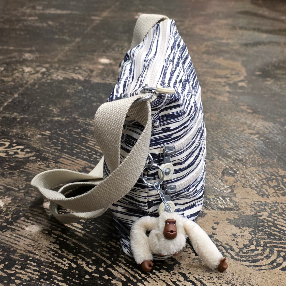 키플링 스트라이프 크로스백 상품이미지8